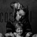 29-10-2003 Dolf Jansen with his kids at studio Amsterdam, 
by order of J/M Vaders 

[keywords]Half Length, Smiling, Posed, Eyecontact, Black and With Image[/keywords]